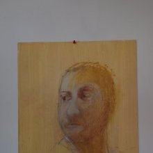 d216_visage_d_homme_sur_fond_jaune_orange.jpg